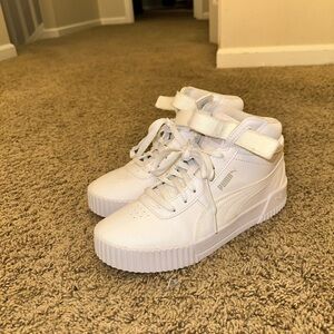 New size 8 puma sneakers